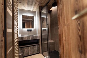 Een douche, een haardroger, handdoeken, zeep