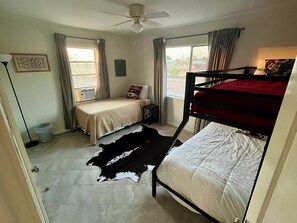 2 bedrooms, free WiFi, bed sheets - PARK RANGER GUEST HOUSE GUADALUPE MOUNTAINS NATIONAL PARK (Dell City)