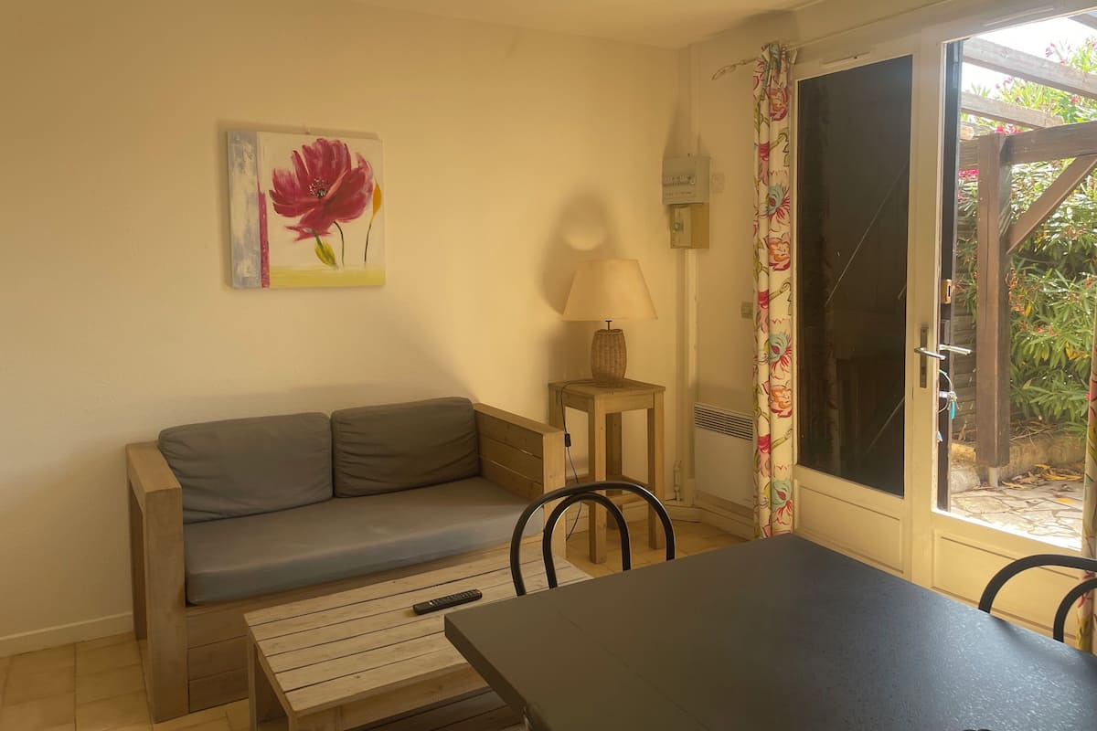 House, 2 Bedrooms, Kitchenette, Ground Floor | Living area | 50-cm flat-screen TV with digital channels