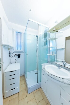 Ferienhaus, 3 Schlafzimmer, Kochnische, Erdgeschoss | Badezimmer | Dusche, Haartrockner, Seife, Toilettenpapier