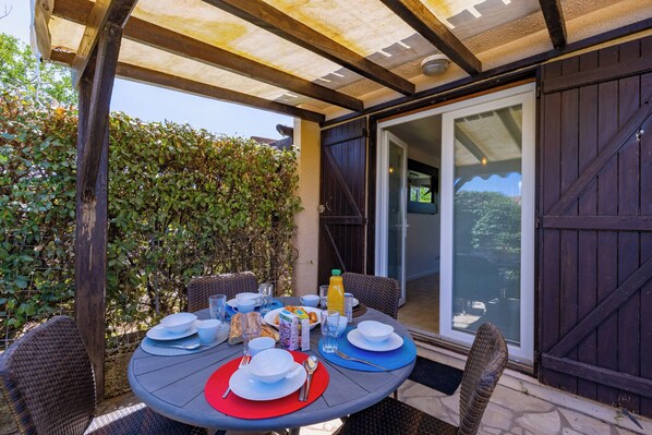 Casa, 3 habitaciones, cocineta, planta baja | Terraza o patio