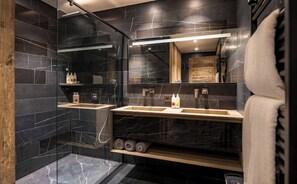 Hair dryer, towels, soap, toilet paper - Ours Rouge- Beautiful Chalet in Meribel Village (Meribel Village Les Allues)