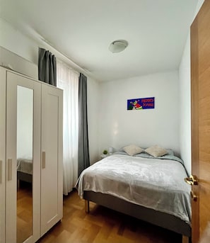 2 slaapkamers, een bureau, een strijkplank/strijkijzer, gratis wifi