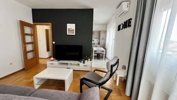 Een smart-tv en boeken