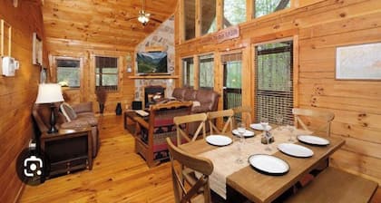 Spacious 1-bedroom resort with fitness room, WiFi in beautiful Gatlinburg Unit 1
