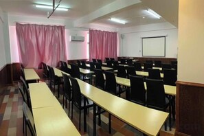 A conference room with tables and chairs arranged for meetings. - Sunshine 100 Holiday Hotel (Changyi District Government Branch, Zhongxing Street, Jilin) (Jilin City)
