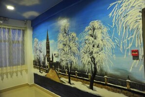 Une fresque représentant un paysage hivernal avec un château et des arbres.