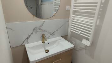 Secador de cabelo, toalhas de banho, sabonete, shampoo