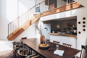 Outdoor dining - Mount Mogan Chic Hostel (Deqing)