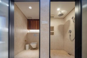 A modern bathroom with a toilet, bidet, and shower. - Mount Mogan Chic Hostel (Deqing)