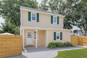 Exterior - Cozy 2-Bedroom Home: Modern Amenities, WiFi, and AC—3 Blocks from Pier Village (Long Branch)