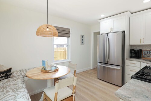 Cozy 2-Bedroom Home: Modern Amenities, WiFi, and AC—3 Blocks from Pier Village