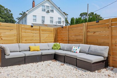 Cozy 2-Bedroom Home: Modern Amenities, WiFi, and AC—3 Blocks from Pier Village