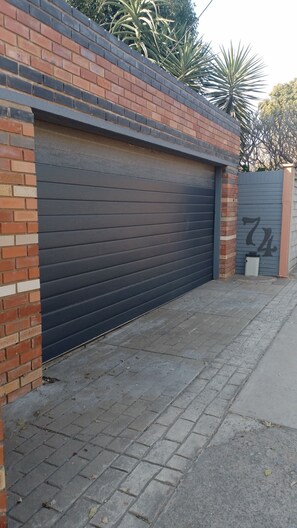 Property grounds - Welcoming 3-bedroom house with WiFi in Pretoria (Pretoria)