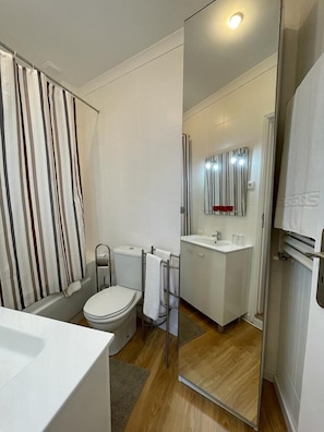 Comfort Apartment, City View | Bathroom - Burgães II Apartment (Porto)