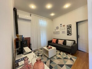Leilighet – comfort, byutsikt | Oppholdsområde | En 32-tommers Flatskjerm-TV med kabel-kanaler