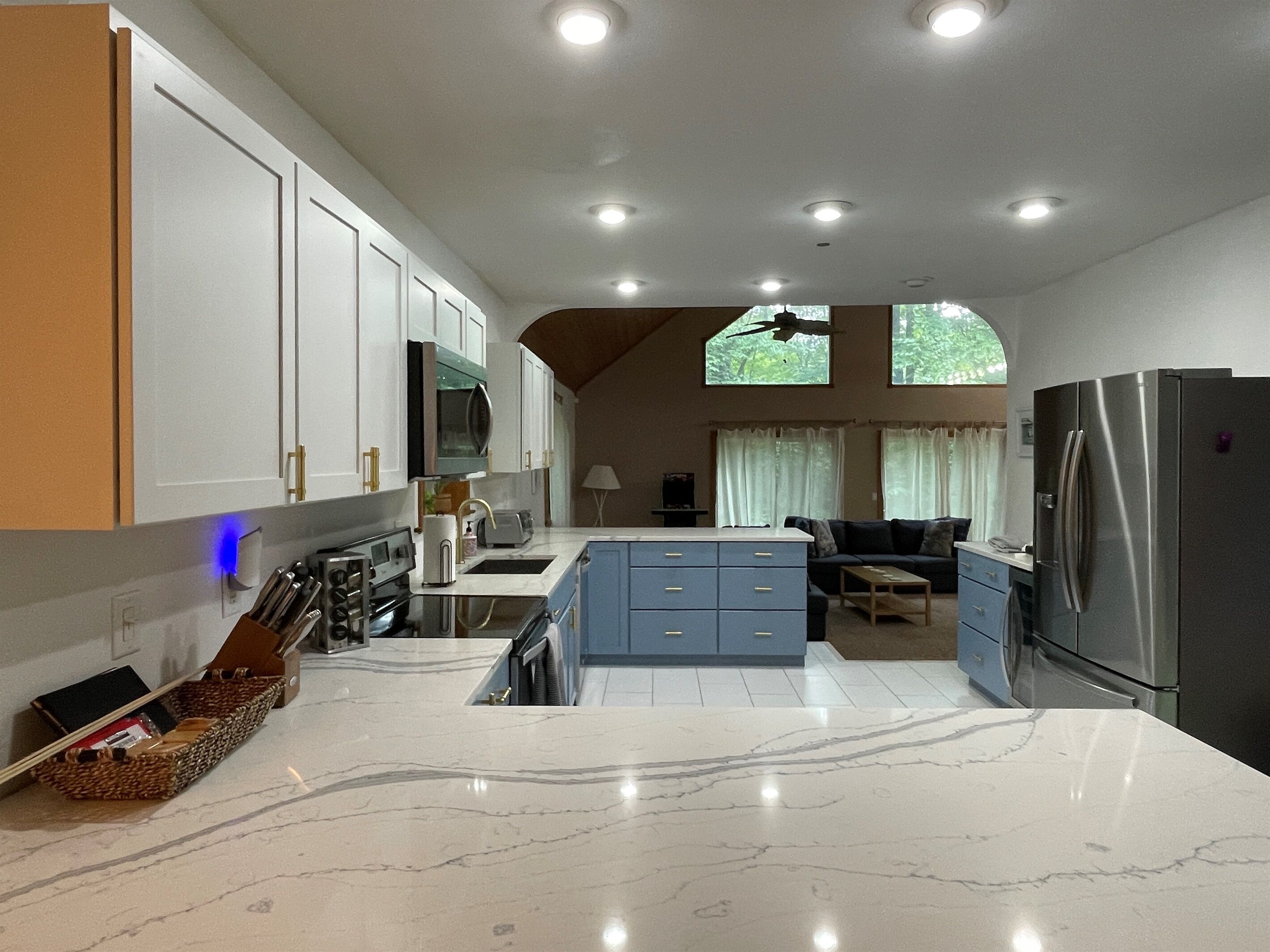 Geladeira, micro-ondas, fogão, cooktop