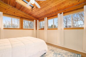 5 bedrooms, iron/ironing board, travel cot, free WiFi - Harborwood Hideaway · Sleeps 16 ·Near  St. Joe & South Haven (Coloma)