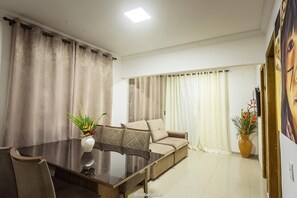 อพาร์ทเมนท์สำหรับครอบครัว, 4 ห้องนอน | บริเวณนั่งเล่น | สมาร์ททีวี 50 นิ้ว พร้อมช่องเคเบิล