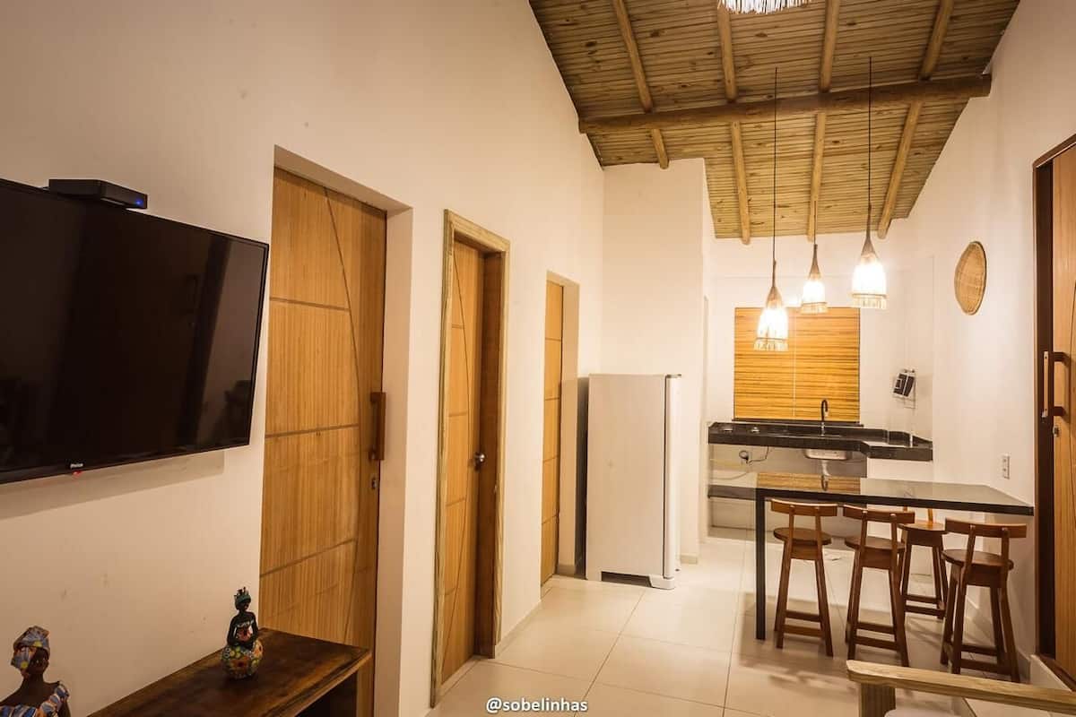 Appartement, 2 slaapkamers | Privékeuken | Een koelkast/vriezer, een oven, kookgerei, borden en bestek