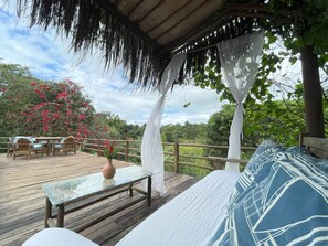 สระว่ายน้ำกลางแจ้ง