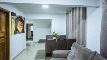 Apartamento família, 4 quartos | Área de estar | Smart TV 50 polegadas com canais a cabo