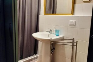 Dusche, Haartrockner, Bidet, Handtücher