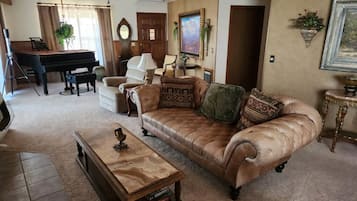 Smart TV, chimenea, reproductor de DVD y tenis de mesa