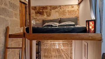2 habitaciones, escritorio y tabla de planchar con plancha