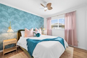 4 habitaciones, escritorio y tabla de planchar con plancha 