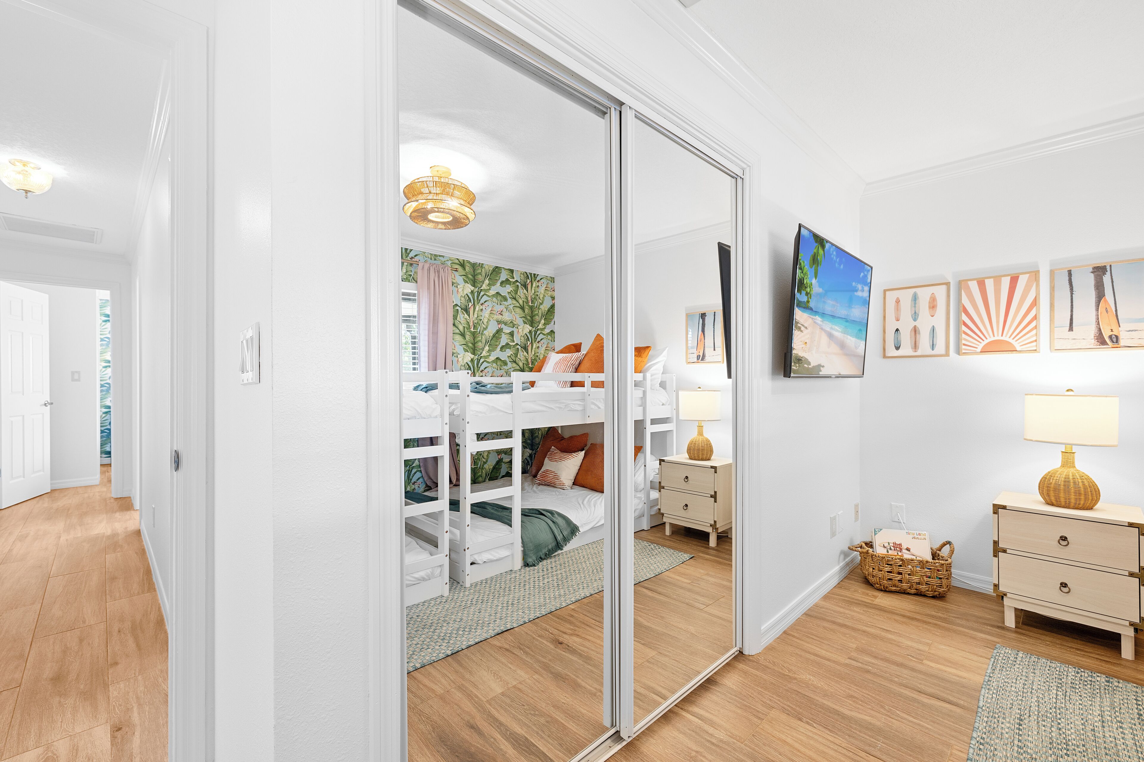 4 عدّة غرف نوم ومكتب ومكواة/لوح كي وسرير سفر