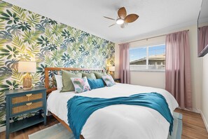 4 quartos, escrivaninha, ferros/tábuas de passar roupa, berço de viagem