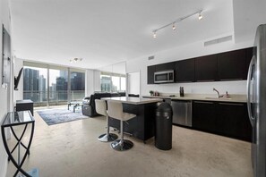 Fridge, oven, stovetop, dishwasher