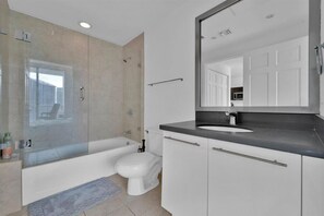 Regadera, toallas, papel de baño 