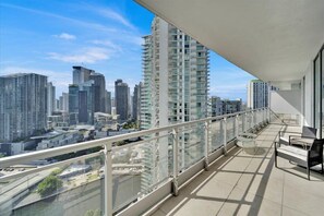 Property grounds - Stunning 2BR Condo with Miami River Views, Balcony, Pools & Parking (Miami)