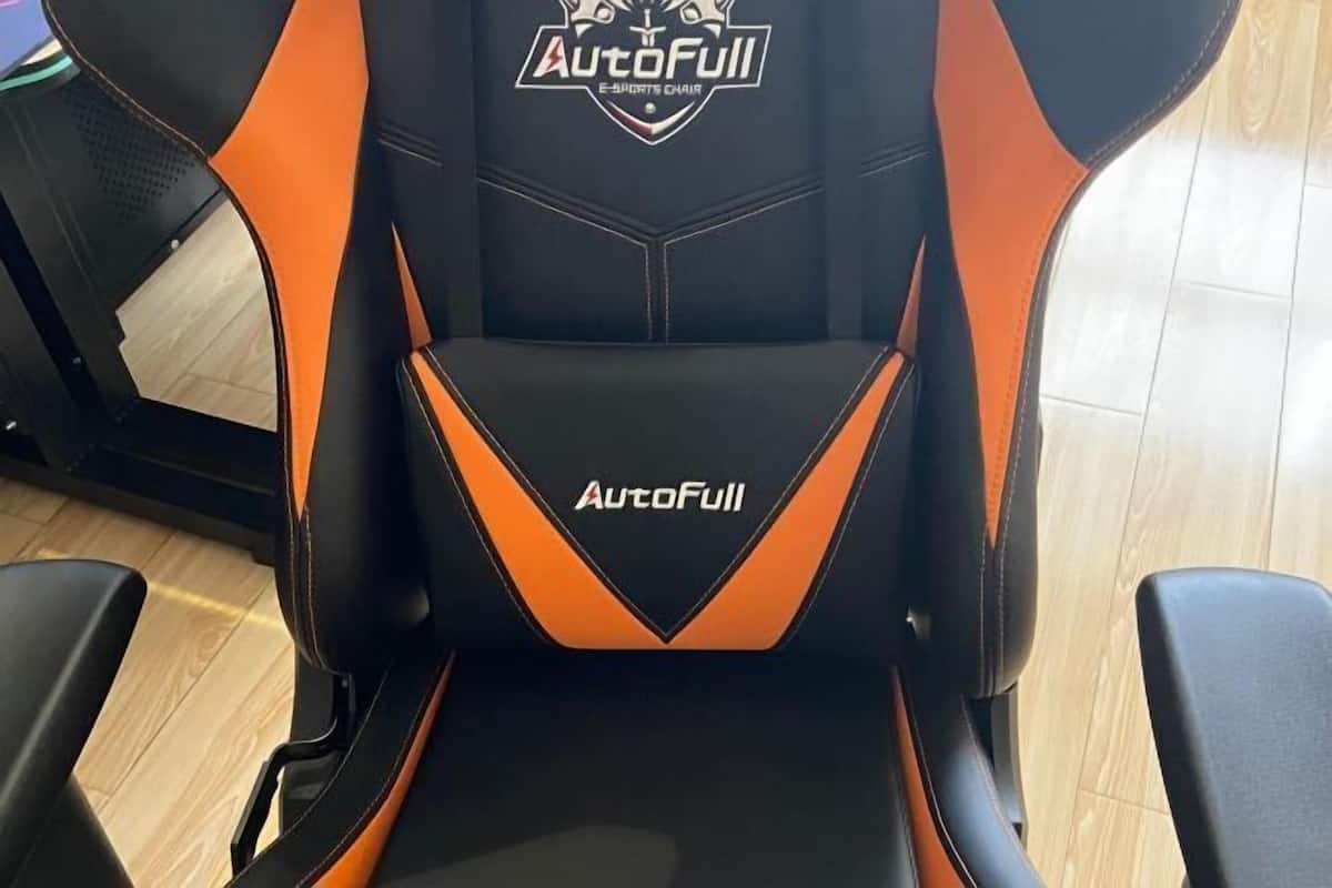 A gaming chair with 'AutoFull' branding.