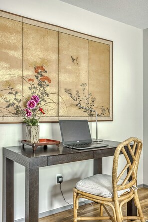 Interior - PDX Launching Pad - 2 bedroom house in a close-in, quiet Portland neighborhood. (Portland)