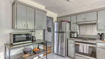 Refrigerador, microondas, horno y parrilla de estufa