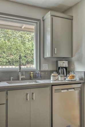 Fridge, microwave, oven, stovetop - PDX Launching Pad - 2 bedroom house in a close-in, quiet Portland neighborhood. (Portland)