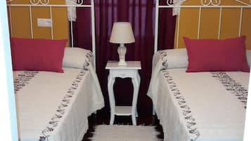 5 bedrooms, iron/ironing board, WiFi, bed sheets