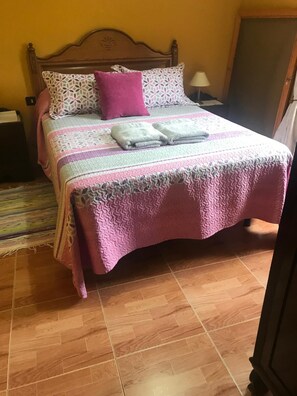 5 habitaciones, tabla de planchar con plancha, wifi y ropa de cama 