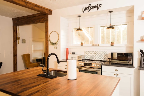 Een koelkast, een magnetron, een oven, een kookplaat