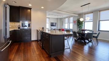 Køleskab, mikrobølgeovn, ovn, kogeplade