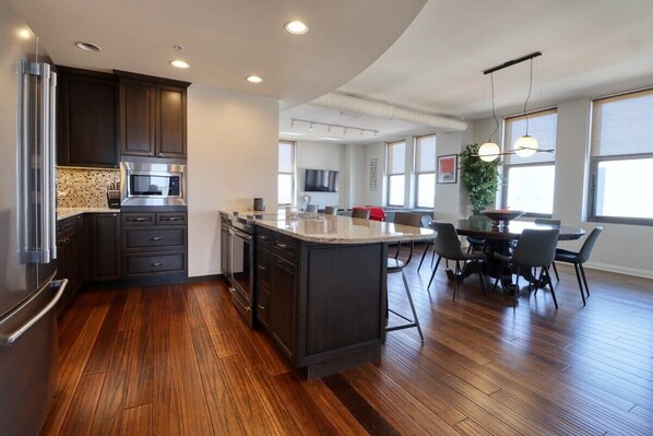 Køleskab, mikrobølgeovn, ovn, kogeplade