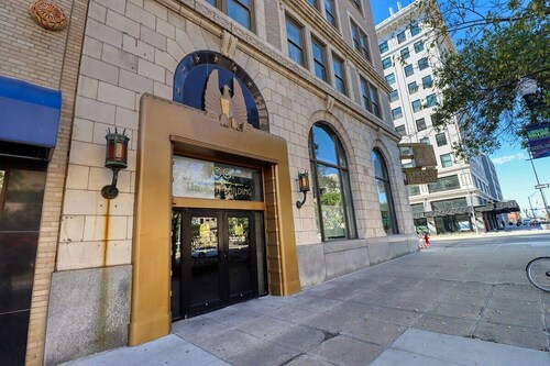 Penthouse Condo | 3 King Beds | Downtown Lincoln