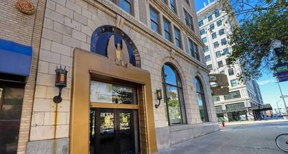 Penthouse Condo | 3 King Beds | Downtown Lincoln