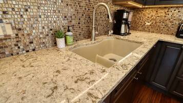 KylskÄp, mikrovÄgsugn, ugn och spishÀll