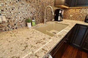 Kylskåp, mikrovågsugn, ugn och spishäll