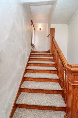 Cozy Stay| Near Downtown | 4 Queen beds, Two full size pull out beds.