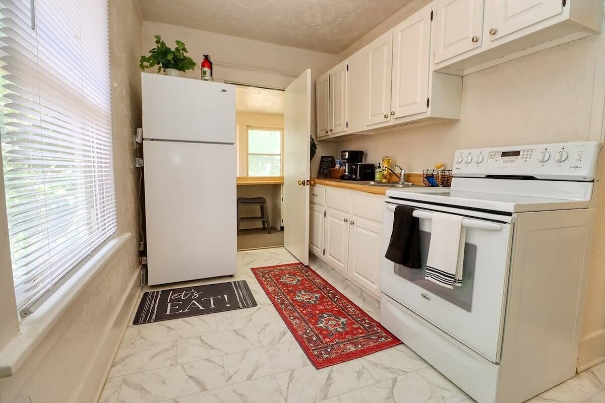 Kjøleskap, mikrobølgeovn, ovn og kokeplater